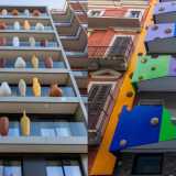 Ultimamente per� due nuovi fabbricati sorti nel centro cittadino hanno rotto un po� questo schema, attirando l�attenzione per gli eccentrici decori di �design� apparsi sulle loro facciate. Si tratta di Palazzo Le Giare e dell�Apulia Re' hotel